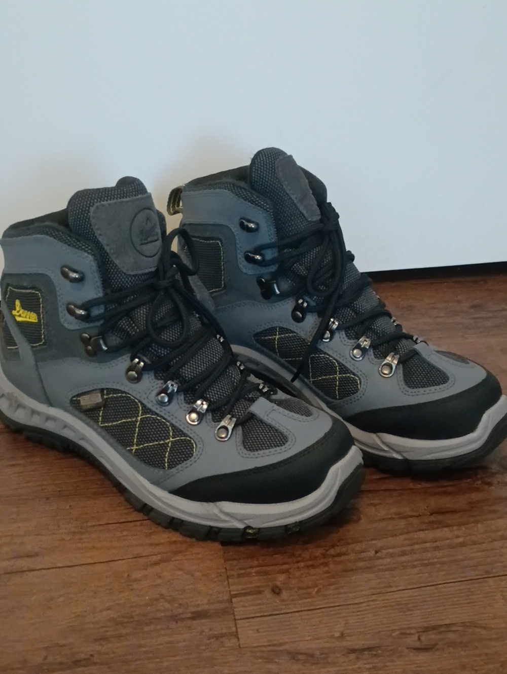 Danner Men's 8.5 Grey Hiking Boots - Lace-Up Trail Shoes